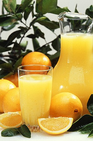Datei:300px-Oranges and orange juice.jpg