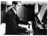 Datei:200px-Martin Scherber am Bechsteinflügel in seinem Musikzimmer - 1950er Jahre.jpg