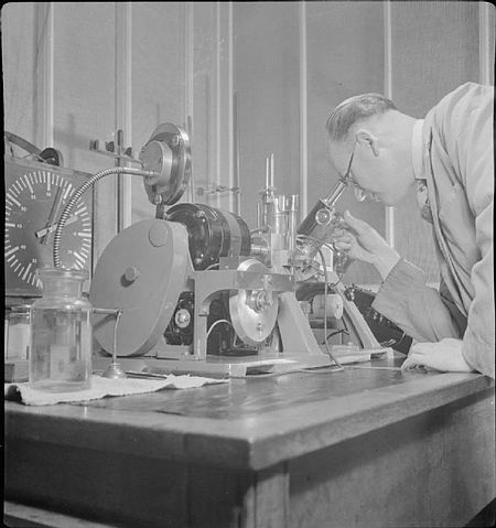 Datei:450px-Britain Builds Light Cars- the British Automobile Industry, UK, 1945 D26131.jpg