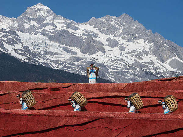 Datei:600px-Lijiang Yunnan China-Naxi-people-carrying-baskets-01.jpg