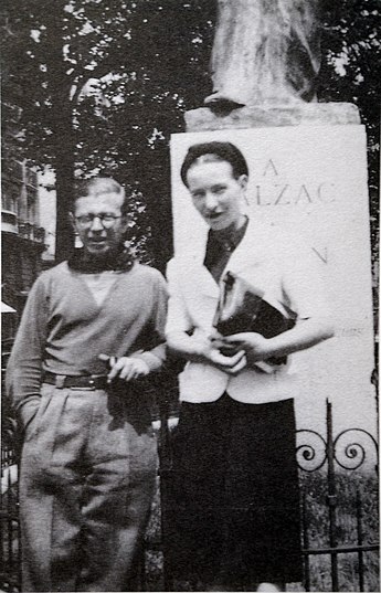 Datei:345px-Sartre and de Beauvoir at Balzac Memorial.jpg
