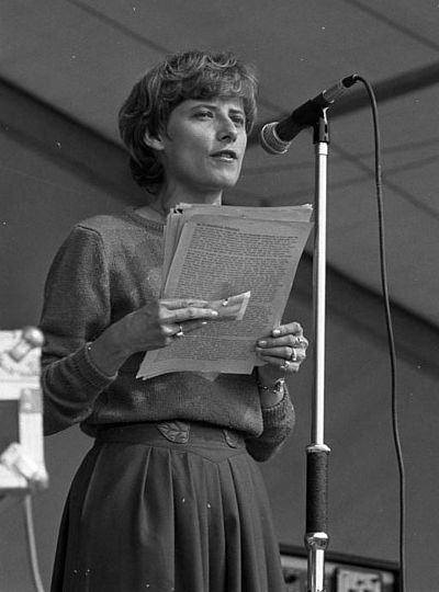 Datei:400px-Bundesarchiv Bild 183-1982-0912-015, Petra Kelly.jpg