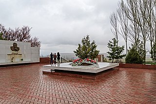 Datei:320px-Ata-Beyit Memorial near Bishkek 03-2016 img02.jpg