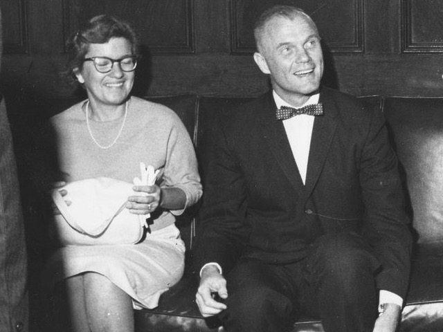 Datei:Vera Rubin (1928-2016) John Glenn (1921-2016).jpg