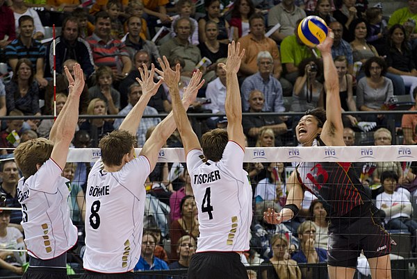Datei:600px-Volleyball attack and triple block-pjt.jpg