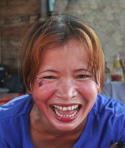 Datei:1012px-Laughing woman.jpg
