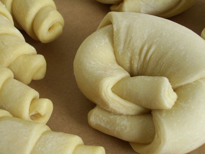 Datei:1600px-La parisienne unbaked croissant.jpg