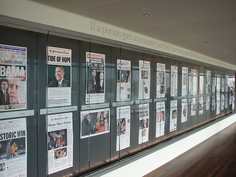Datei:Newseum front pages box.jpg