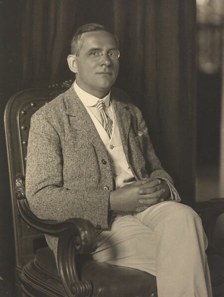 Datei:600px-Schlick sitting.jpg