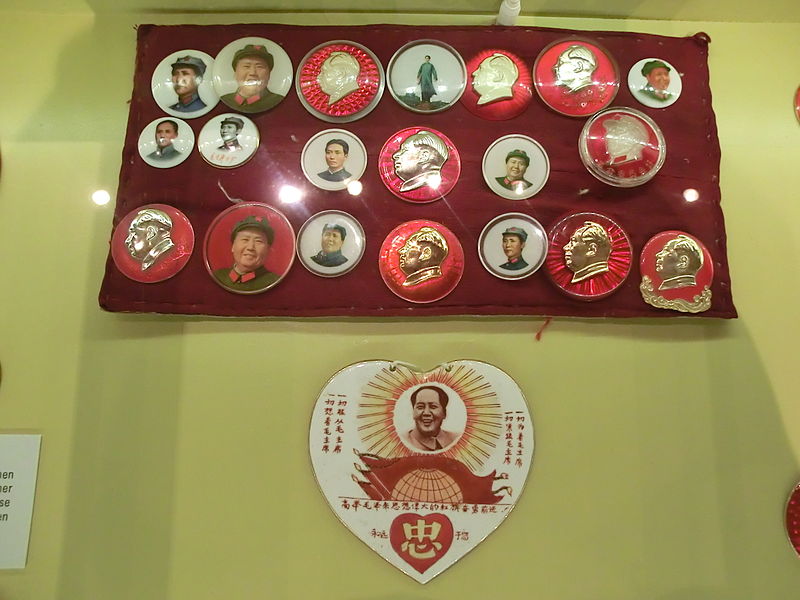 Datei:Mao Tse Tung medals.jpg