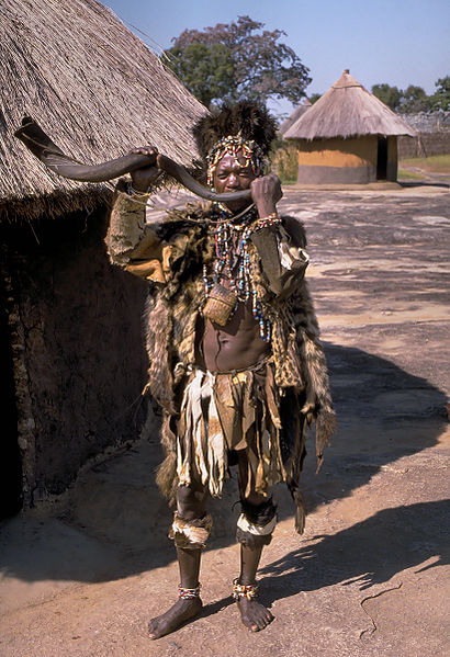 Datei:Shona witch doctor (Zimbabwe).jpg