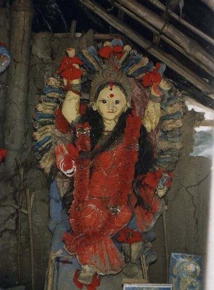 Datei:663px-Göttin Manasa in Lehm.jpg