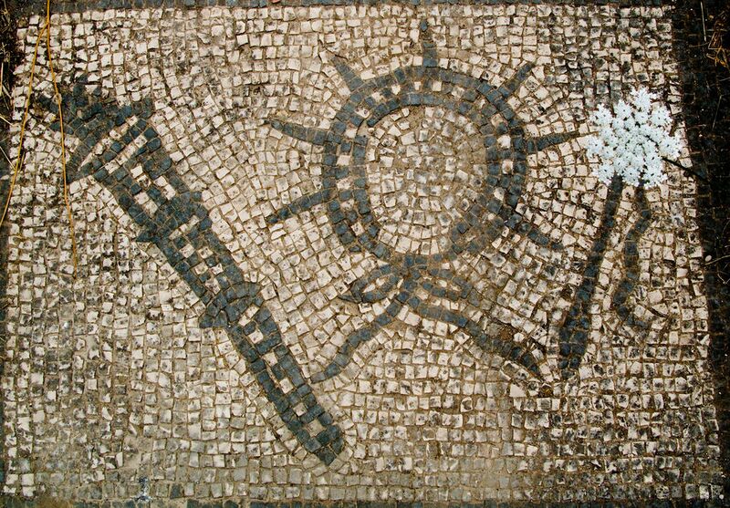 Datei:1024px-6-Eliodromo-una-fiaccola-raggiera-frusta-sole.jpg