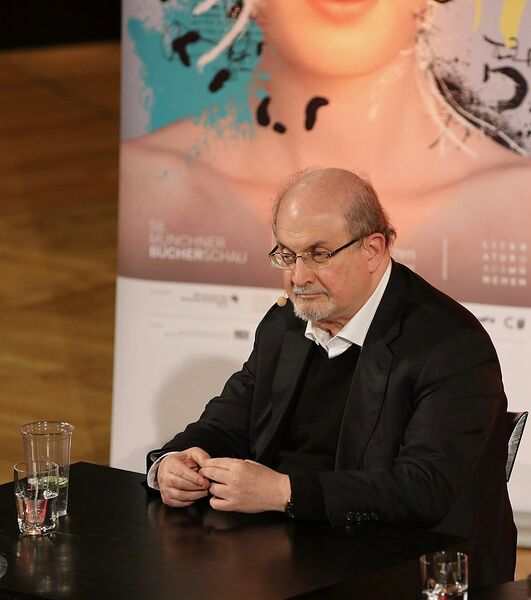Datei:1062px-Salman Rushdie 2017 in München.jpg