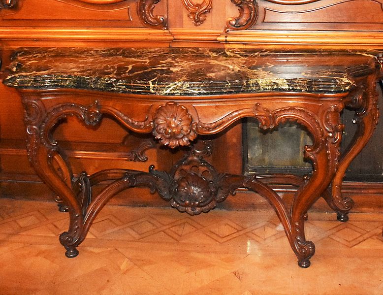 Datei:Ahnensaal, Tisch im Neorokokostil.JPG