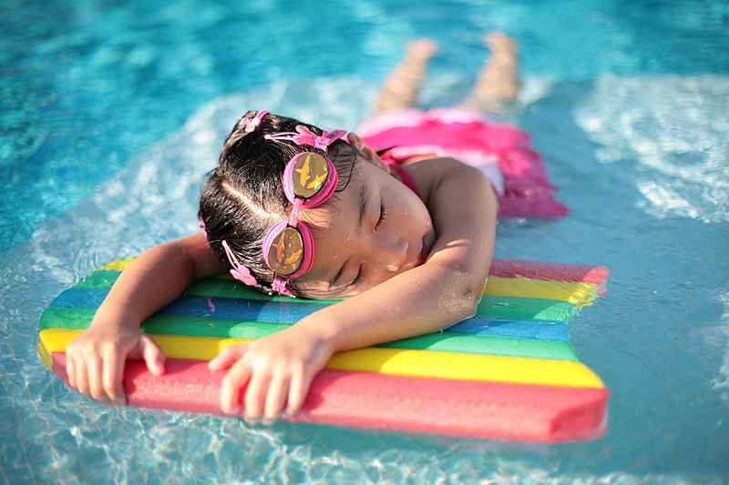 Datei:Girl with styrofoam swimming board.jpg