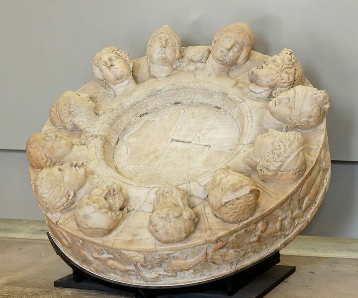 Datei:1080px-Altar twelve gods Louvre Ma666.jpg