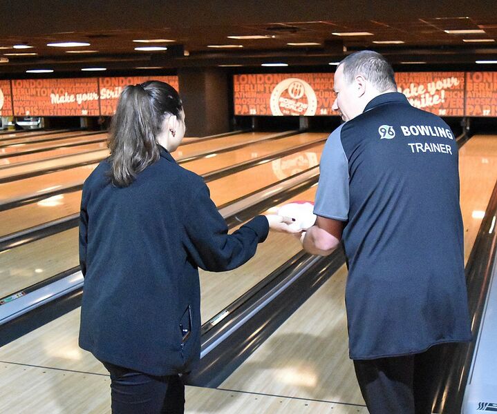 Datei:1079px-Trainer im Bowlingsport.jpg