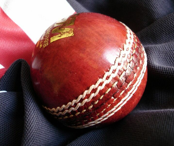 Datei:1075px-Cricket ball G&M.jpg