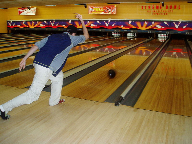 Datei:Bowlerbowling.JPG