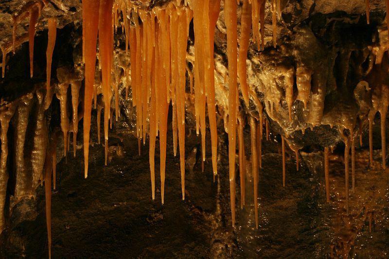Datei:Stalactites - Treak Cliff Cavern.jpg