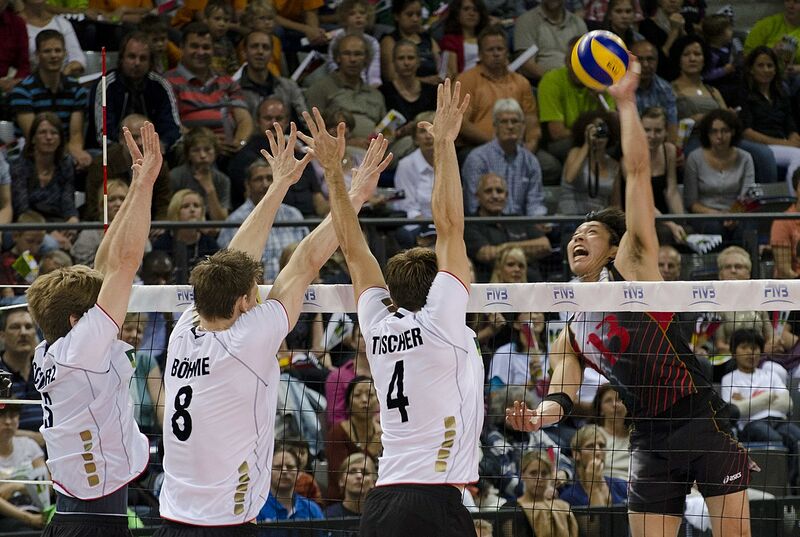Datei:1200px-Volleyball attack and triple block-pjt.jpg