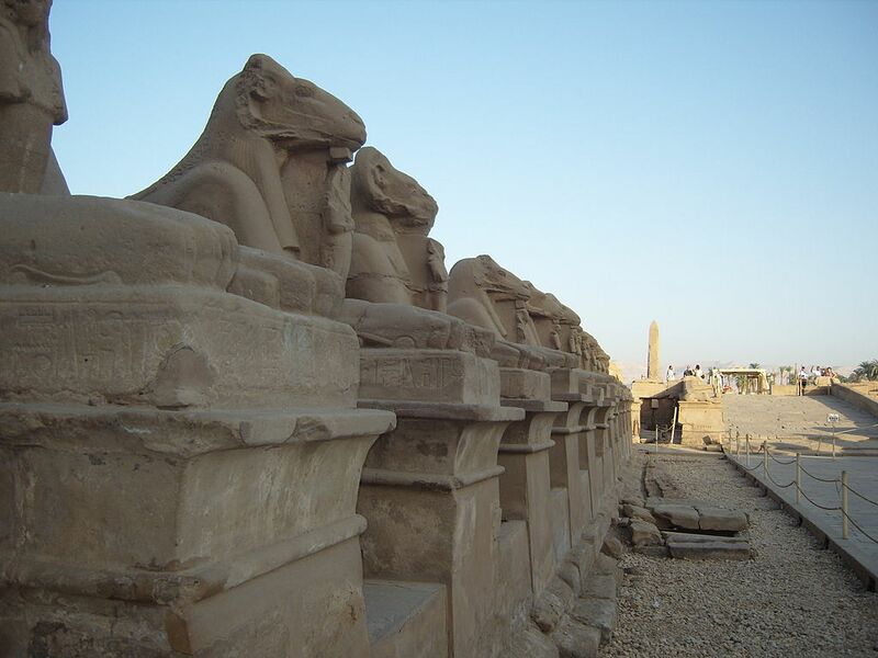 Datei:1024px-Karnak sphynxes.jpg
