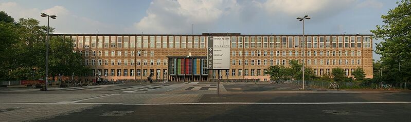 Datei:1050px-Pano-unikoeln-magnusplatz.jpg