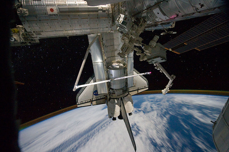 Datei:Atlantis on ISS 20110718.jpg
