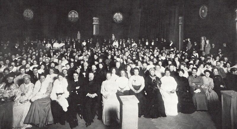 Datei:1024px-Saal im Münchener Kongress (1907).jpg