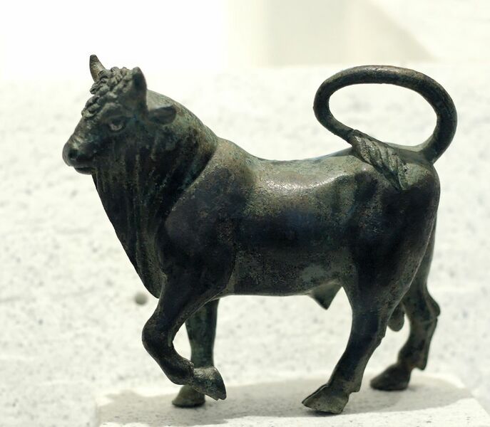 Datei:1031px-Bronze Apis Louvre Br4462.jpg