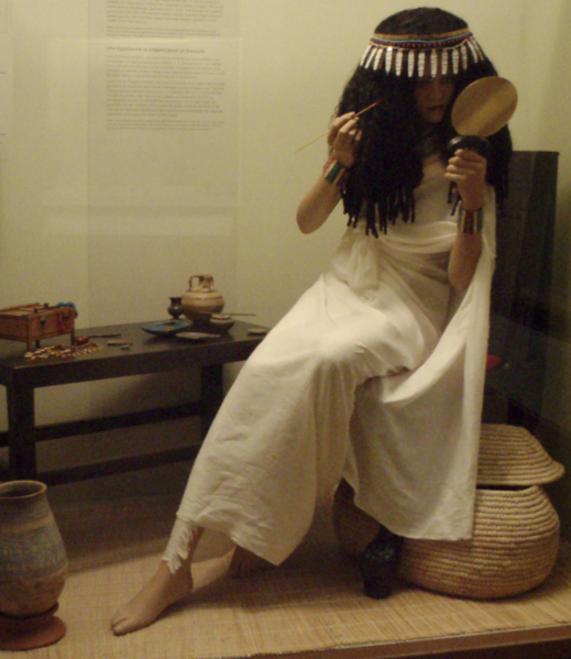 Datei:1038px-AncientEgypt-LadyApplyingCosmetics-ROM.png