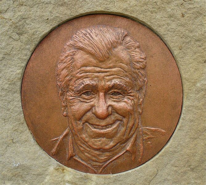 Datei:1001px-Heinz Sielmann Porträtrelie‘’f.jpg