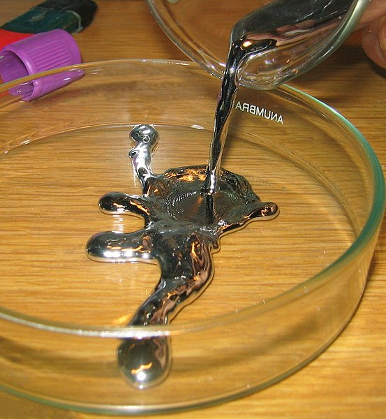 Datei:Pouring liquid mercury bionerd.jpg