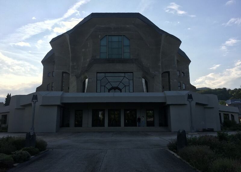 Datei:1024px-Goetheanum Westfront 2018.jpg