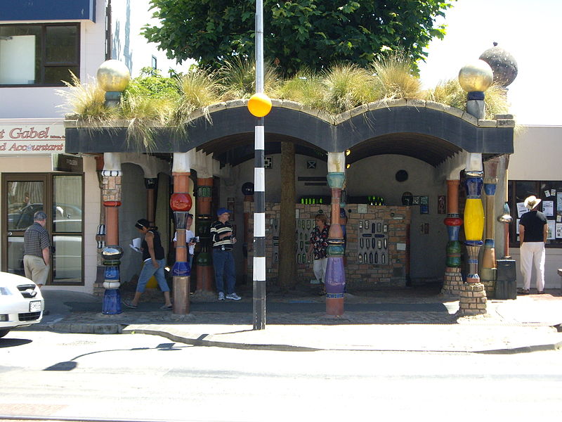 Datei:Hundertwasser Toilets, Kawakawa - entrance.jpg