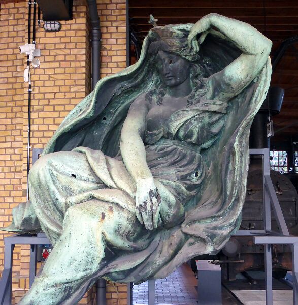 Datei:1174px-Ludwig Brunow Figur - Nacht.jpg