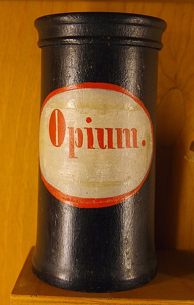 Datei:Apothecary vessel Opium 18-19 century.jpg