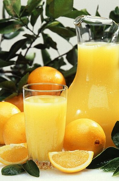 Datei:450px-Oranges and orange juice.jpg