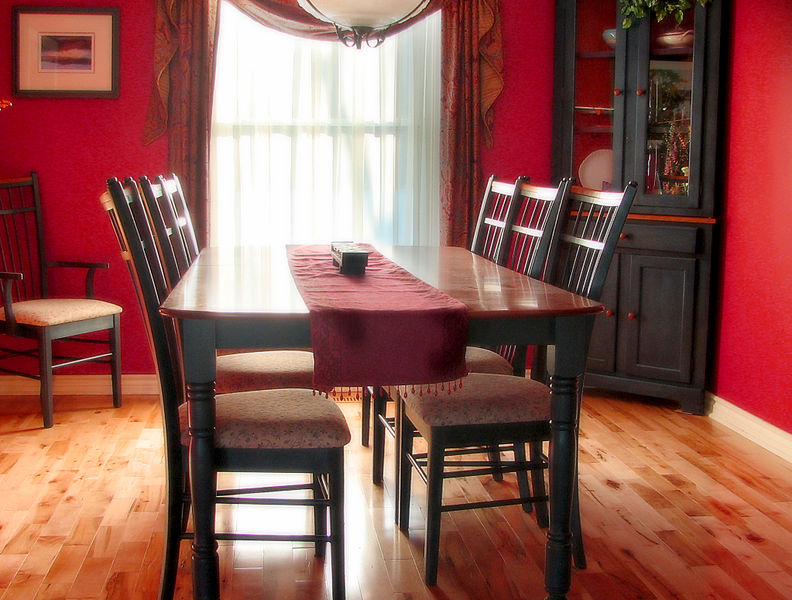 Datei:Dinner table and chairs.jpg