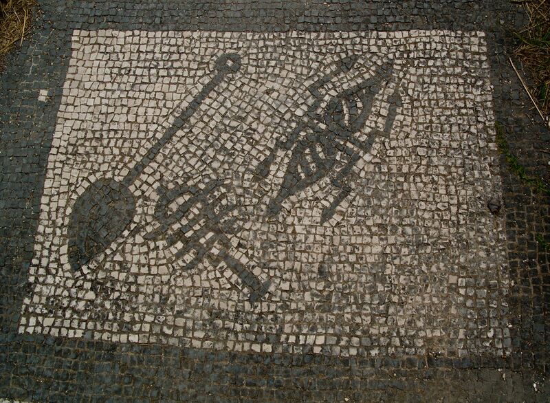 Datei:1024px-4-Leo-una-paletta-per-il-fuoco-un-sistro-e-la-folgore-di-Giove.jpg
