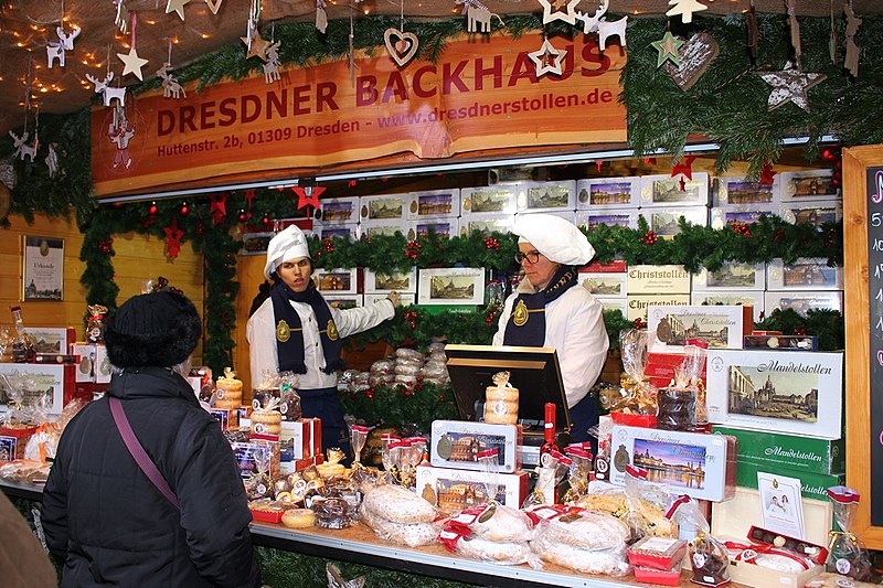 Datei:Stollenverkauf (Weihnachtsmarkt Dresden).jpg