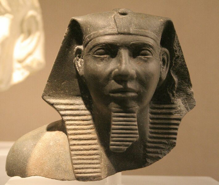 Datei:1065px-Ägyptisches Museum Leipzig 035.jpg