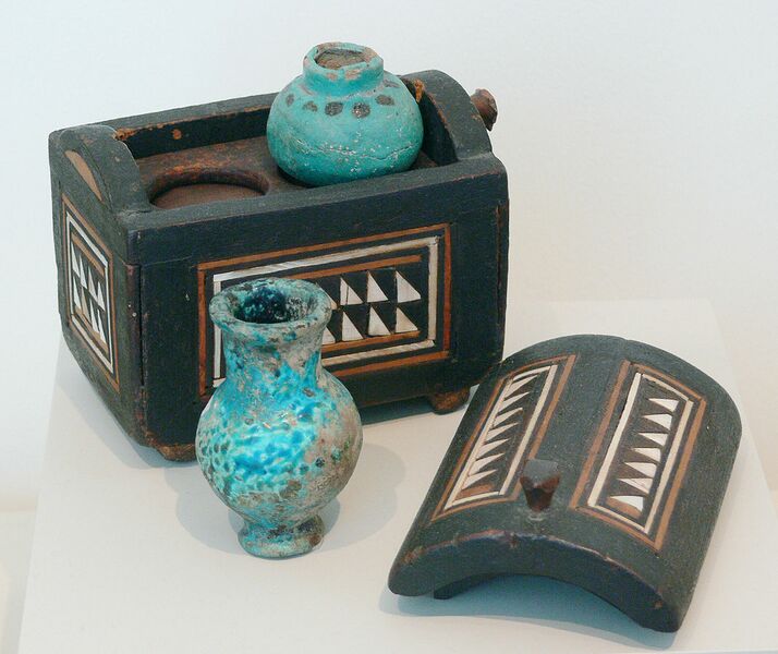 Datei:1071px-Cosmetics case Egypt.jpg