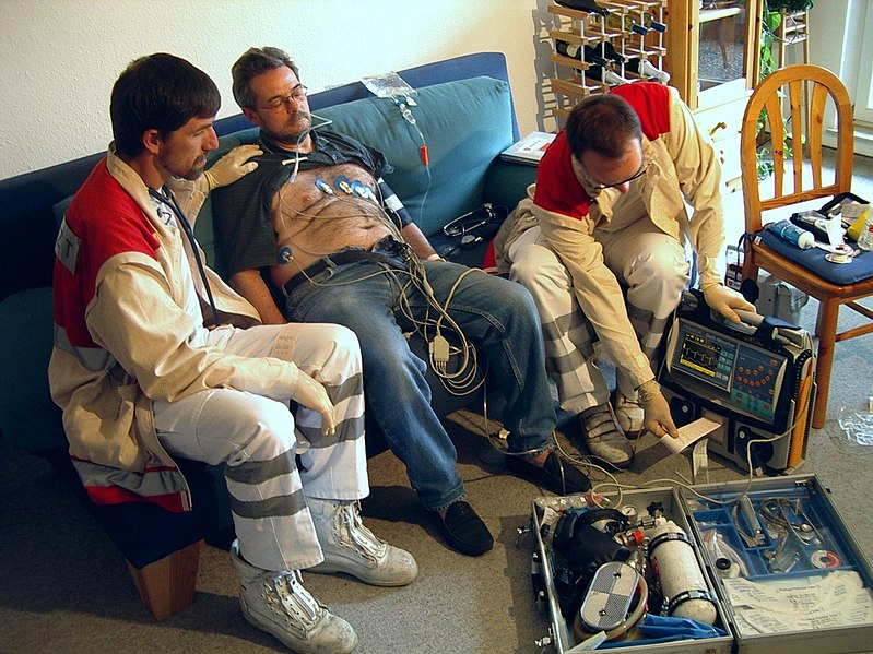 Datei:Versorgung eines Notfallpatienten.jpg