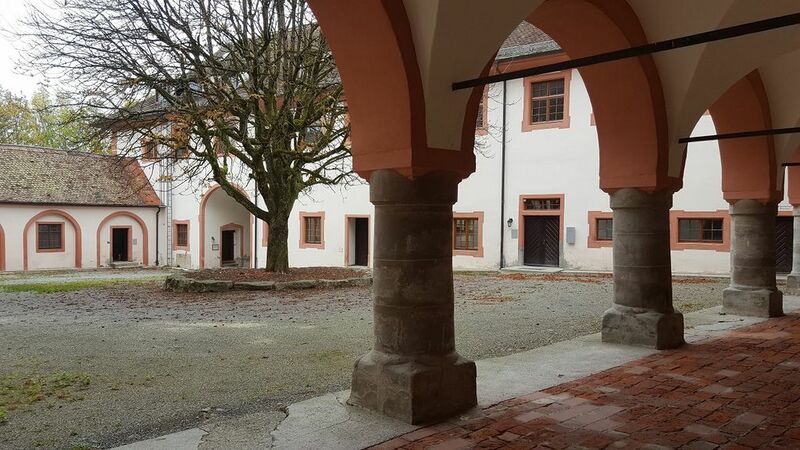 Datei:1024px-Schloss Hohenfels Innenhof.jpg