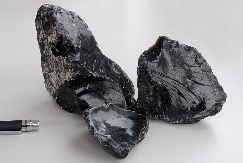 Datei:Hand Pieces of Obsidian.jpg