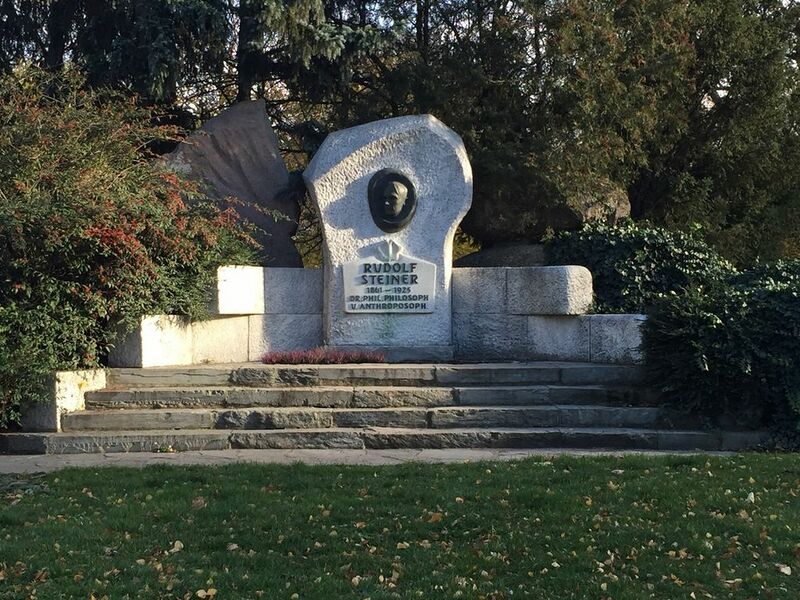 Datei:1024px-Rudolf Steiner Denkmal Schweizergarten 01.jpg