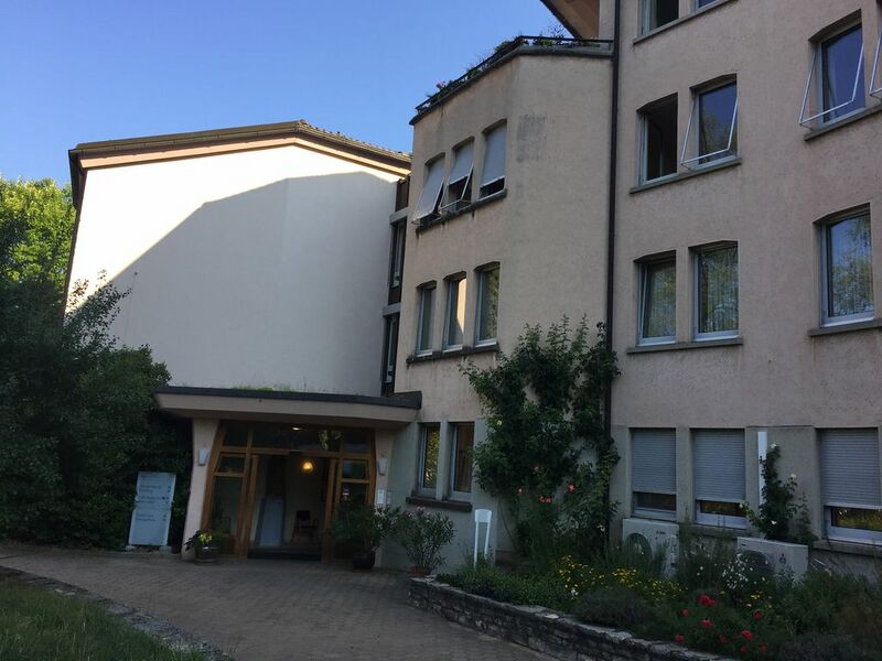 Datei:1024px-Klinik Arlesheim Haupteingang.jpg