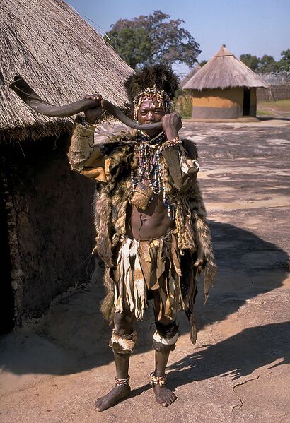 Datei:615px-Shona witch doctor (Zimbabwe).jpg